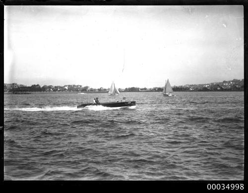 Powerboat WALLABY (34) at high speed off Rose Bay