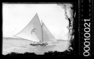 22- or 24-footer displaying an emblem of a star within a diamond within a crescent on the mainsail, Sydney Harbour