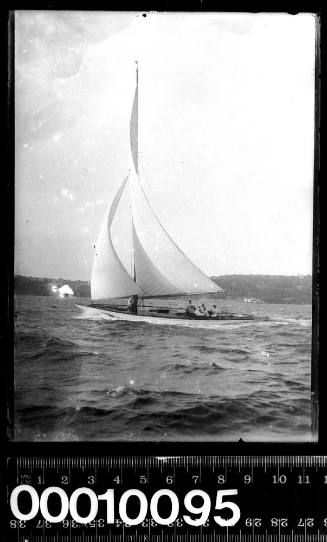 8 meter yacht sailing past Taronga Zoo