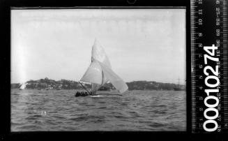 18-footer sailing past Point Piper, Sydney Harbour
