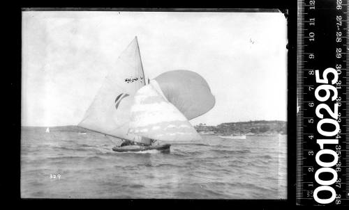 18-footer DESDEMONA under sail on Sydney Harbour