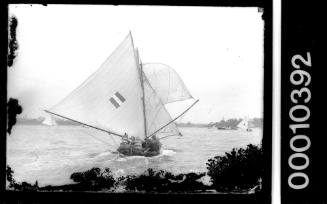 10-footer on Sydney Harbour displaying an emblem of a light stripe between two dark stripes on the mainsail