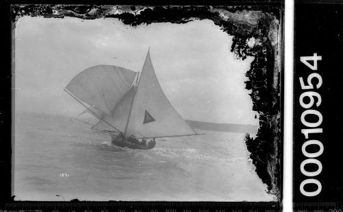 18-footer FLORRIE sailing on Sydney Harbour