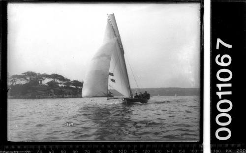 18-footer HC PRESS sailing past Shark Island, Sydney Harbour