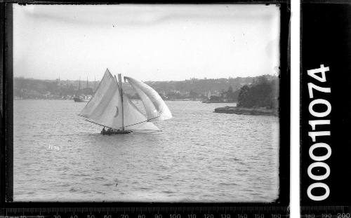 18-footer KERIKI off Clark Island, Sydney Harbour