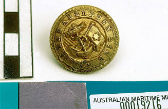 Aberdeen White Star Line large round brass button with gilt on front and raised relief pattern of fouled anchor with flag pole and flag with single star and line through middle