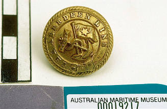 Aberdeen White Star Line large round brass button with gilt on front and raised relief pattern of fouled anchor with flag pole and flag with single star and line through middle