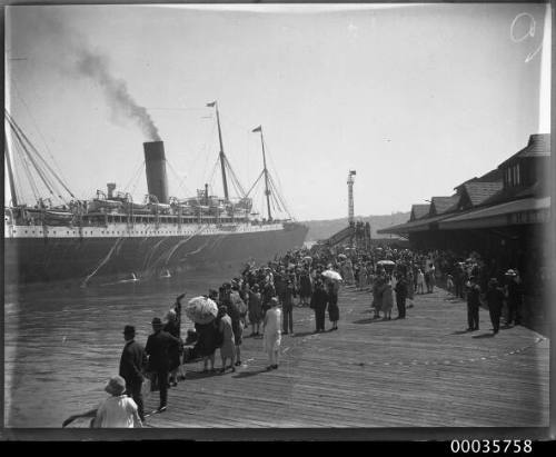 SS CERAMIC departing the White Star Line wharf at Millers Point