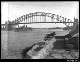 P&O MOOLTAN and Sydney Harbour Bridge