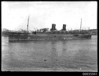 P&O MOOLTAN off Bennelong Point.