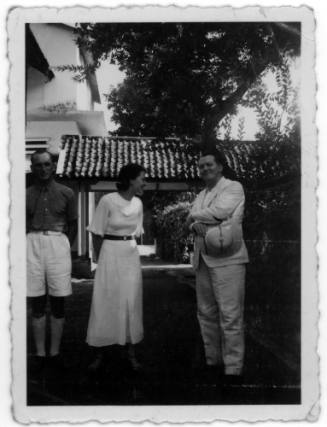 Oskar Speck and a couple in a garden