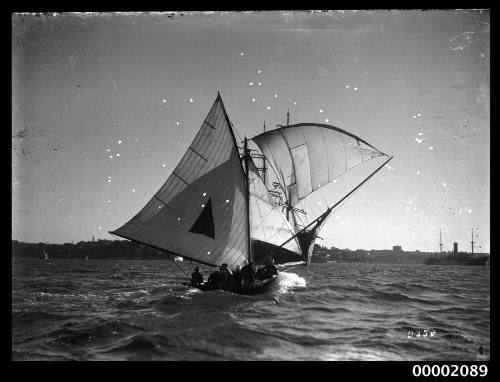 18-footer MAVIS sailing on Sydney Harbour