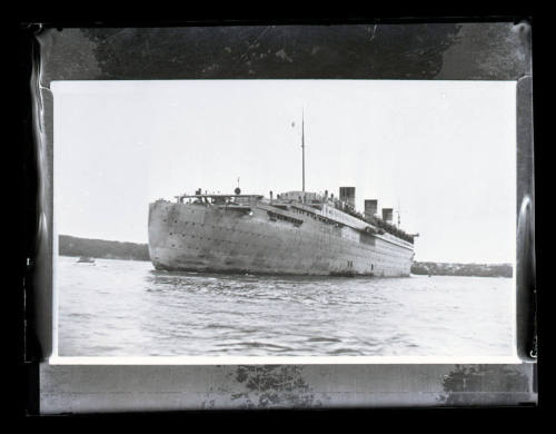 Troopship QUEEN MARY on Sydney Harbour