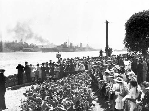 Crowd watching HMAS SYDNEY II off Kirribilli