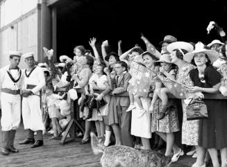Crowd at Circular Quay waving to HMAS SYDNEY II on 10 February 1941