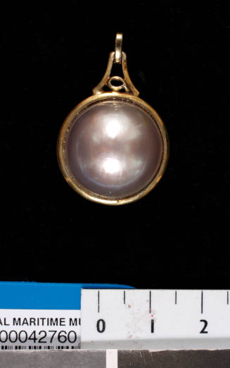 Cultured half-pearl pendant
