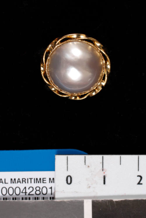 Gold metal and cultured half pearl (or mabe pearl) earring