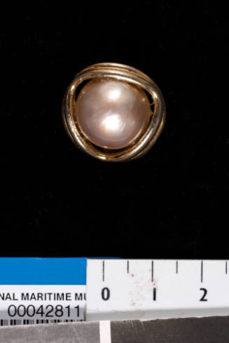 Gold metal and cultured half pearl (or mabe pearl) earring