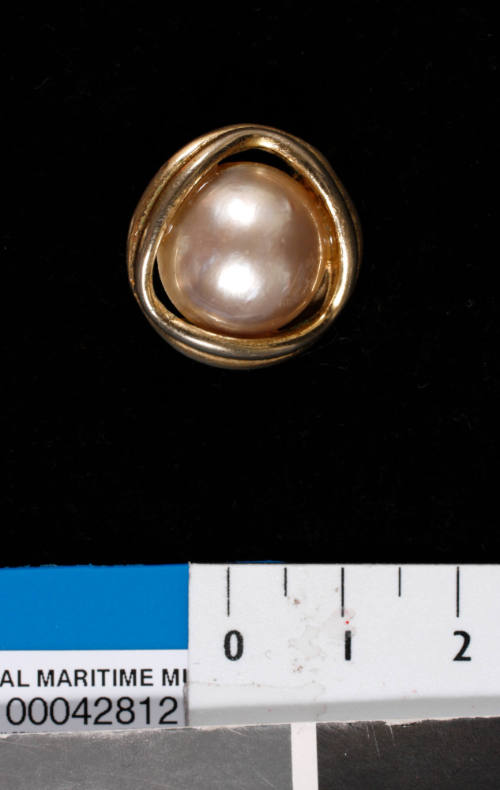 Gold metal and cultured half pearl (or mabe pearl) earring