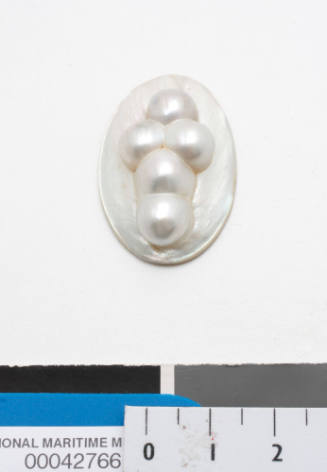 Cultured blisters pearl in a cruciform