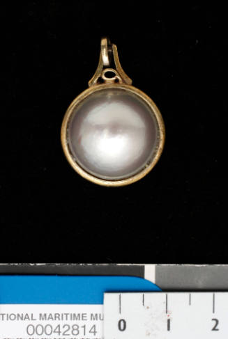 Gold metal and cultured half pearl (or mabe pearl) pendant