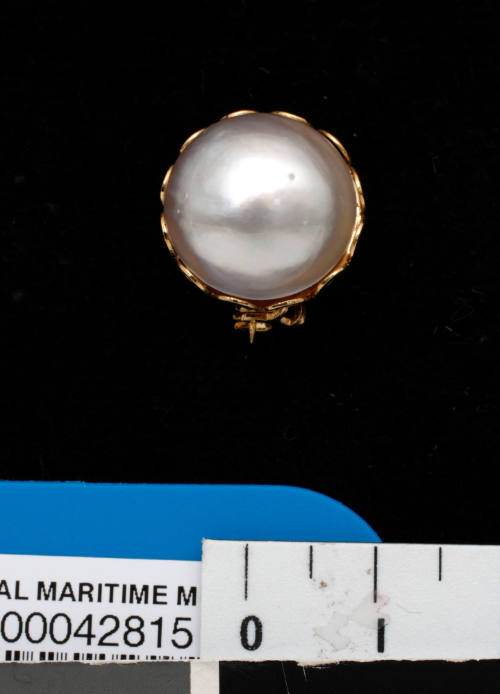 Gold metal and cultured half pearl (or mabe pearl) brooch