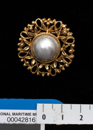 Gold metal and cultured half pearl (or mabe pearl) brooch
