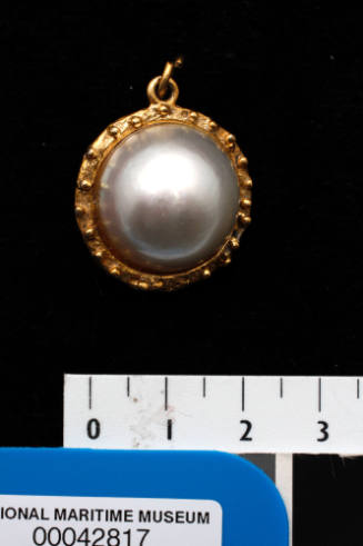 Gold metal and cultured half pearl (or mabe pearl) pendant