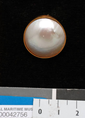 Cultured half-pearl earring