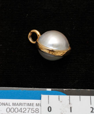 Cultured half-pearl pendant