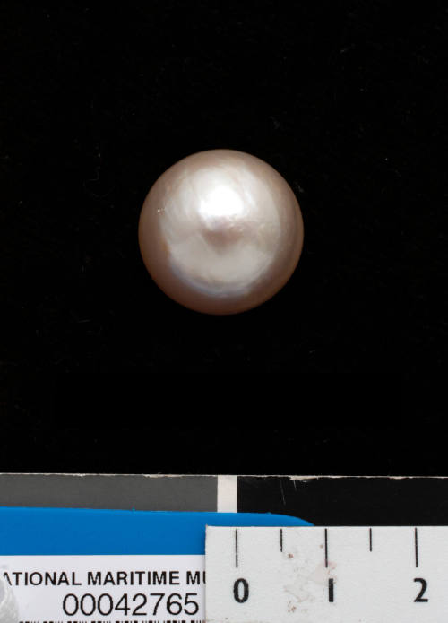 Cultured half pearl with shell base