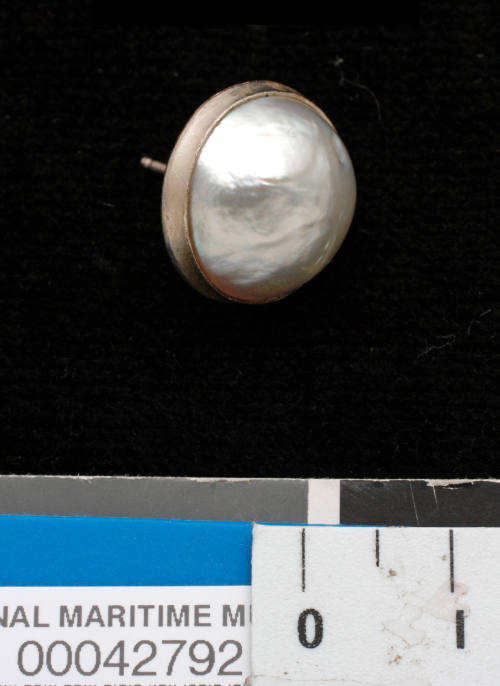 Cultured half-pearl earing