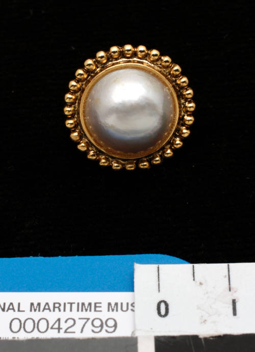 Gold metal and cultured half pearl (or mabe pearl) earring