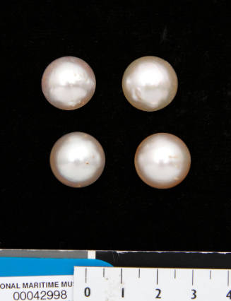 Cultured half pearls (or mabe pearls) with shell bases
