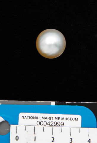 Cultured half pearl (or mabe pearl)