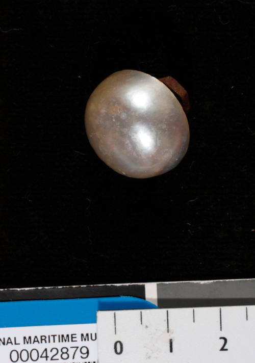 Cultured half pearl (or mabe pearl) with nucleus and metal screw