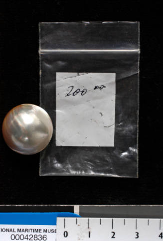 Large cultured half pearl (or mabe pearl) with shell base