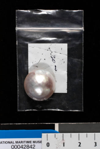 Cultured half pearl (or mabe pearl) with shell base