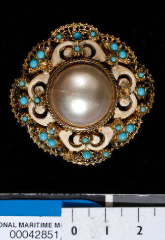 Cultured half-pearl jewellery setting