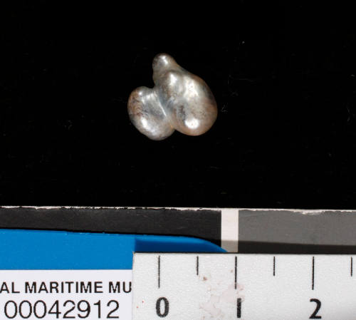 Natural pearl, consisting of two joined pearls