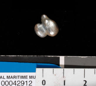 Natural pearl, consisting of two joined pearls