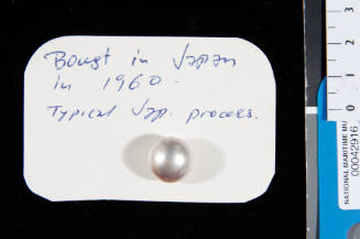 Cultured half pearl (or mabe pearl) and identically shaped shell, joined together