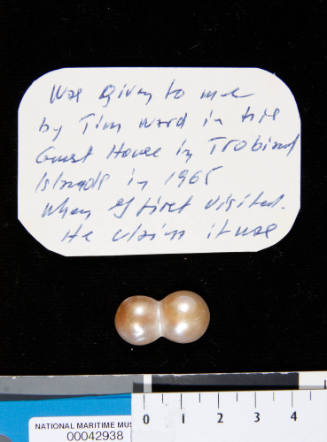 Pearl, consisting of two cultured half pearls (or mabe pearls), with two shell nuclei