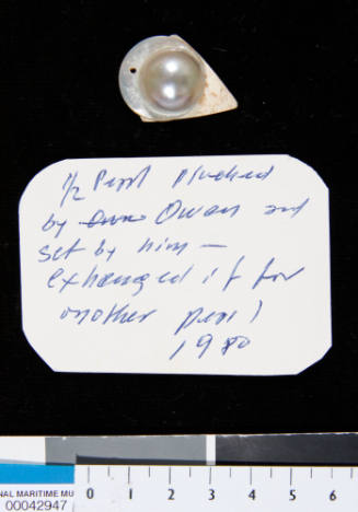 Cultured half pearl (or mabe pearl) on pearl shell setting