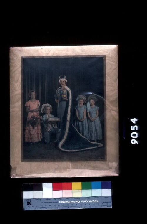 Linda Walsh as Queen of the Harbour with attendants Jean Barrett and her daughters Bonnie, Margaret and Mary