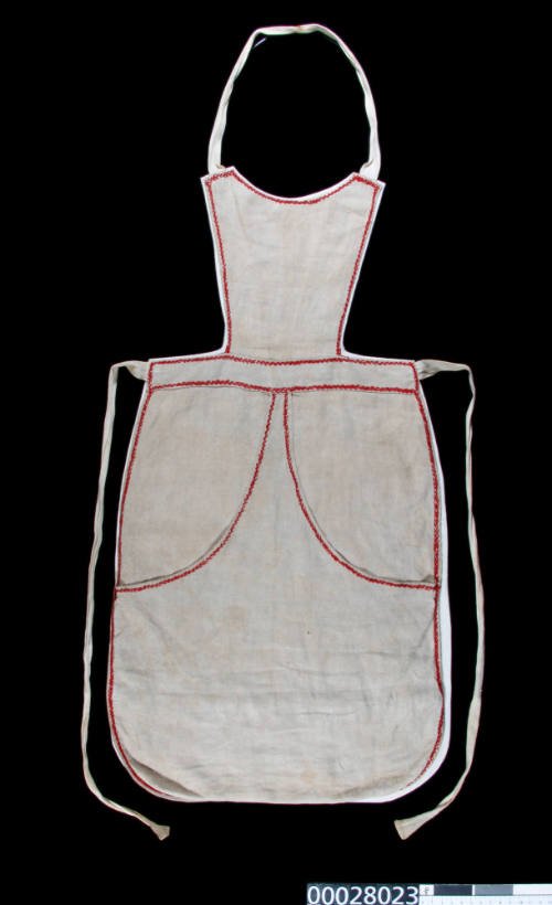 Apron worn by Lily Knapton, a child migrant who arrived on the SS RUNIC ...