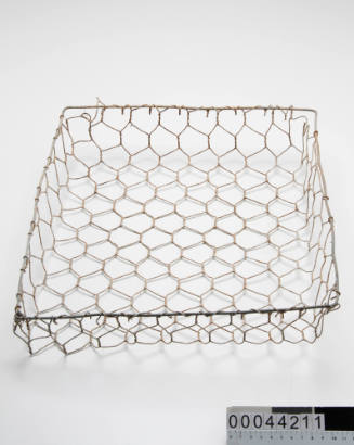 Wire basket for pearl shells