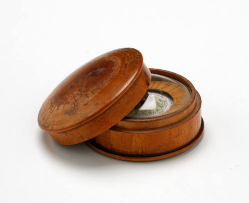 Pocket compass sundial with lid