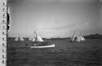 18-footer race and spectators, Sydney Harbour