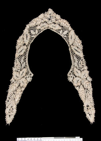 Bobbin lace neckpiece